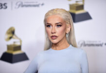 Ασυνήθιστο: Η Christina Aguilera και η Yseult τραγουδούν χριστουγεννιάτικα κάλαντα σε ντουέτο στους πρόποδες του Πύργου του Άιφελ