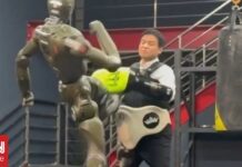 Ανθρωποειδές ρομπότ κλωτσάει… CEO επί σκηνής – Ποιες είναι οι ασυναγώνιστες δυνατότητές του