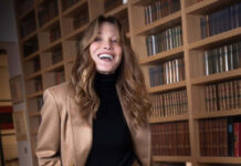 Carla Bruni: Γιόρτασε τα 58 της με συμβολικό βίντεο από την πασαρέλα