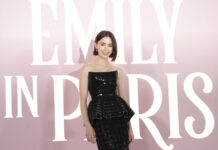 Lily Collins: Το viral reaction της όταν έμαθε πως ο Μητσοτάκης χαλαρώνει με «Emily in Paris»