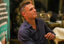 Σάββας Πούμπουρας: Έσπασε δύο δάχτυλα στο πόδι και αυτοτρολάρεται μαζί με τις πατερίτσες του