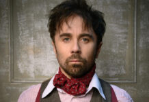 Ο Τσαλταμπάσης κάνει παντομίμα τον τίτλο της ταινίας τους με guest τον Γεροντιδάκη στο σπίτι της Ντορέττας