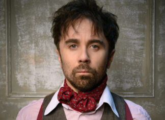 Ο Τσαλταμπάσης κάνει παντομίμα τον τίτλο της ταινίας τους με guest τον Γεροντιδάκη στο σπίτι της Ντορέττας