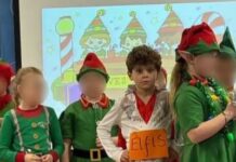 Ουαλία: Έντυσαν τον γιο τους Έλβις αντί για… ξωτικό σε χριστουγεννιάτικη γιορτή