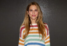 Ντορέττα Παπαδημητρίου: Η πιο αυθεντική Ελληνίδα μάνα που περιμένει τον γιο της στο αεροδρόμιο με τις πιτζάμες