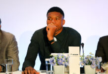 Γιάννης Αντετοκούνμπο: Σαν άλλος Άγιος Βασίλης, μοίρασε δώρα και χαμόγελα σε παιδιά στις Ηνωμένες Πολιτείες