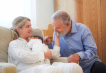 Τζένη Θεωνά: Λιώνει βλέποντας τον μπαμπά της να καμαρώνει τον δεύτερο εγγονό