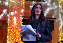 Ανθή Βούλγαρη: Τα πρώτα Χριστούγεννα (και κάλαντα) με τον γιο της και η μαντινάδα που την έκανε να δακρύσει