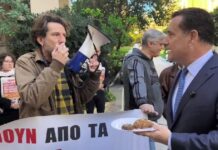 Ο Άδωνις Γεωργιάδης πρόσφερε μελομακάρονα σε εργαζόμενους στο νοσοκομείο «Έλενα Βενιζέλου» που διαμαρτύρονταν