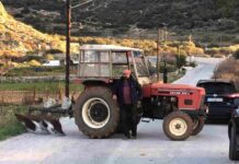 Αμοργός: Ο μοναδικός αγρότης με τρακτέρ έκανε μπλόκο και έκλεισε δρόμο (φωτο)