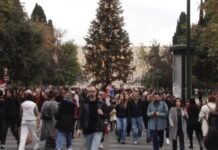 Σε ρυθμό Χριστουγέννων η αγορά – «Βούλιαξε» από κόσμο το κέντρο της Αθήνας