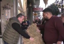 Λάρισα: Διαμαρτυρία αγροτών έξω από τα γραφεία βουλευτών της ΝΔ – Έριξαν σανό στην είσοδο