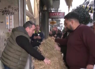 Λάρισα: Διαμαρτυρία αγροτών έξω από τα γραφεία βουλευτών της ΝΔ – Έριξαν σανό στην είσοδο