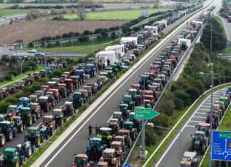 Αμετακίνητοι οι αγρότες: Νέες κινητοποιήσεις σε Ιονία Οδό και Κάστρο – Περικυκλωμένη από 3 μπλόκα η Θεσσαλονίκη