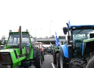 Σκληραίνουν τη στάση τους οι αγρότες: Μπλόκα και σε παράδρομους, επόμενος στόχος λιμάνια και αεροδρόμια