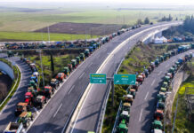 Οι αγρότες ακολουθούν το μοντέλο των Χριστουγέννων: Χαλαρώνουν τα μπλόκα για τους εκδρομείς της Πρωτοχρονιάς