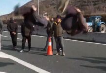 Νεαροί έκαναν ακροβατικά on air στο μπλόκο των αγροτών στη Σιάτιστα