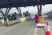 Αγρότες άνοιξαν τα διόδια σε Θεσσαλονίκη, Λάρισα και Ήπειρο και μοίρασαν προϊόντα – Δείτε βίντεο