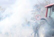 Θεσσαλονίκη: Τρακτέρ προσπάθησαν να σπάσουν τον αστυνομικό φραγμό στα Πράσινα Φανάρια – «Πάτα τον, τον π@@η»