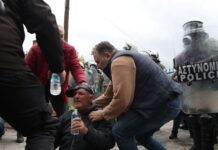 Οι αγρότες στη Θήβα έκλεισαν την εθνική Αθηνών – Λαμίας – Ενισχύεται το μπλόκο στα Πράσινα Φανάρια Θεσσαλονίκης, θέλουν να φτάσουν στο αεροδρόμιο «Μακεδονία»