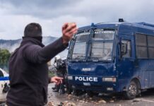 Εκτός ελέγχου η κατάσταση στα μπλόκα: Άγρια επεισόδια στην Κρήτη με μάχες σώμα με σώμα αγροτών και ΜΑΤ – Κλειστό το αεροδρόμιο Ηρακλείου