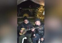 Ο Δημήτρης Κουρέτας στα μπλόκα με τους αγρότες – Τραγούδησε Περπινιάδη