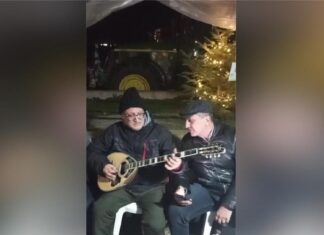 Ο Δημήτρης Κουρέτας στα μπλόκα με τους αγρότες – Τραγούδησε Περπινιάδη