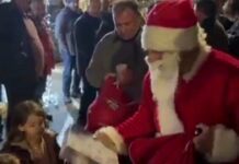 Μπλόκο Νίκαιας: Ο Άη Βασίλης μοίρασε δώρα και χριστουγεννιάτικο πνεύμα στα παιδιά των αγροτών