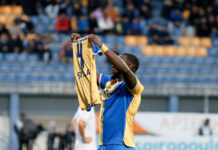 Αστέρας Τρίπολης – Λεβαδειακός: O Αλάγκμπε αφιέρωσε το γκολ του στον Σιλά, υψώνοντας τη φανέλα του συμπαίκτη του στους Αρκάδες