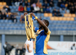 Αστέρας Τρίπολης – Λεβαδειακός: O Αλάγκμπε αφιέρωσε το γκολ του στον Σιλά, υψώνοντας τη φανέλα του συμπαίκτη του στους Αρκάδες