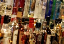 Παραβάσεις και πρόστιμα ύψους 19.600 ευρώ σε καταστήματα της Αθήνας για κάπνισμα και αλκοόλ σε ανηλίκους