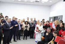 Ο Νίκος Ανδρουλάκης άκουσε τα Πρωτοχρονιάτικα κάλαντα στα γραφεία του ΠΑΣΟΚ στον Πειραιά – «Το 2026 να φέρει υγεία, ευημερία, σταθερότητα»