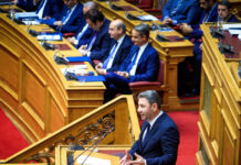 «Χαμόγελα» στο ΠΑΣΟΚ για την παρουσία Ανδρουλάκη στη Βουλή: Η «ανακύκλωση» επιδομάτων, οι «Μεσσίες» και το κρασάκι στην Καισαριανή