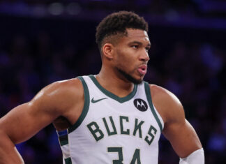 Ο Γιάννης Αντετοκούνμπο και ο ατζέντης του είναι σε συζητήσεις με τους Μπακς για το μέλλον του