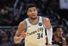 Οι Μιλγουόκι Μπακς περιμένουν την απόφαση του Γιάννη Αντετοκούνμπο για να μπουν σε συζητήσεις για ανταλλαγή