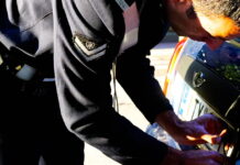 Ο Δήμος Αθηναίων επιστρέφει τις πινακίδες των οχημάτων ενόψει Χριστουγέννων