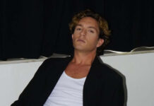 Μιχαήλ Ταμπακάκης: Το «άγριο» επάγγελμα του ηθοποιού, οι ανασφάλειες και ο λόγος που του αρέσει να ρισκάρει