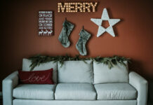 9+1 τρόποι να μεταμορφώσεις τον καναπέ σου σε γιορτινή «αγκαλιά»