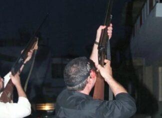 Χανιά: Με πυροβόλα το άναμμα του δέντρου στους Κάμπους – Πυροβόλησαν κατά ριπάς