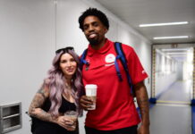 Η Μπέριλ ΜακΚίσικ μαθαίνει ελληνικά με δάσκαλο τον 4χρονο γιο της