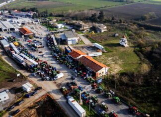 Οι αγρότες ενισχύουν τα μπλόκα και εξαπλώνουν τις κινητοποιήσεις τους