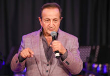 Σπύρος Μπιμπίλας: Πώς κατάφερε να βάλει φωτιά και να κάψει το σακάκι του σε μια παρουσίαση βιβλίου (Αποκλειστικό)