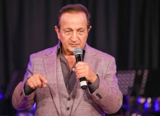 Σπύρος Μπιμπίλας: Πώς κατάφερε να βάλει φωτιά και να κάψει το σακάκι του σε μια παρουσίαση βιβλίου (Αποκλειστικό)