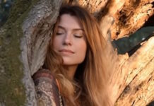 Πέθανε η τραγουδίστρια Κλαούντια Ντελμέρ από καρκίνο στο πάγκρεας – Ήταν μητέρα 4 παιδιών και ζούσε στην Ελλάδα