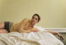 Η Λίλι Ράινχαρτ, που πάσχει από ενδομητρίωση, μιλά ανοιχτά για τον δύσκολο δρόμο προς τη διάγνωσή της