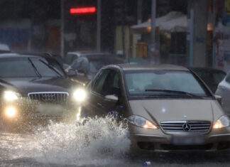 Kακοκαιρία Byron: Ισχυρές βροχές και καταιγίδες στην Αττική, ποτάμια οι δρόμοι