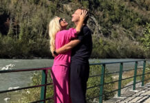 Ελένη Μενεγάκη: Ξεπέρασε τον εαυτό της για να ευχηθεί! Έγινε… pop art πίνακας με τον σύζυγό της