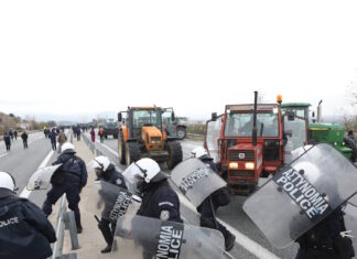 Η ΕΛΑΣ διαψεύδει τα δημοσιεύματα περί χρήσης «πλαστικών σφαιρών» από αστυνομικούς κατά αγροτών στα μπλόκα στην Κρήτη