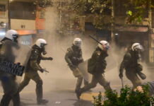 Εξάρχεια: Επίθεση αγνώστων με 5 μολότοφ κατά διμοιρίας των ΜΑΤ