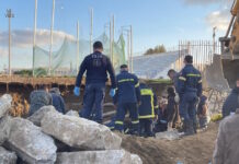 Νάξος: Εργατικό ατύχημα με δύο ελαφρά τραυματίες – Υποχώρησαν κάγκελα και έπεσαν σε τάφρο